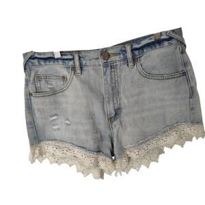 Free People Distressed Cut-Off Shorts Crochet Lace Hem Light Wash Shorts W27